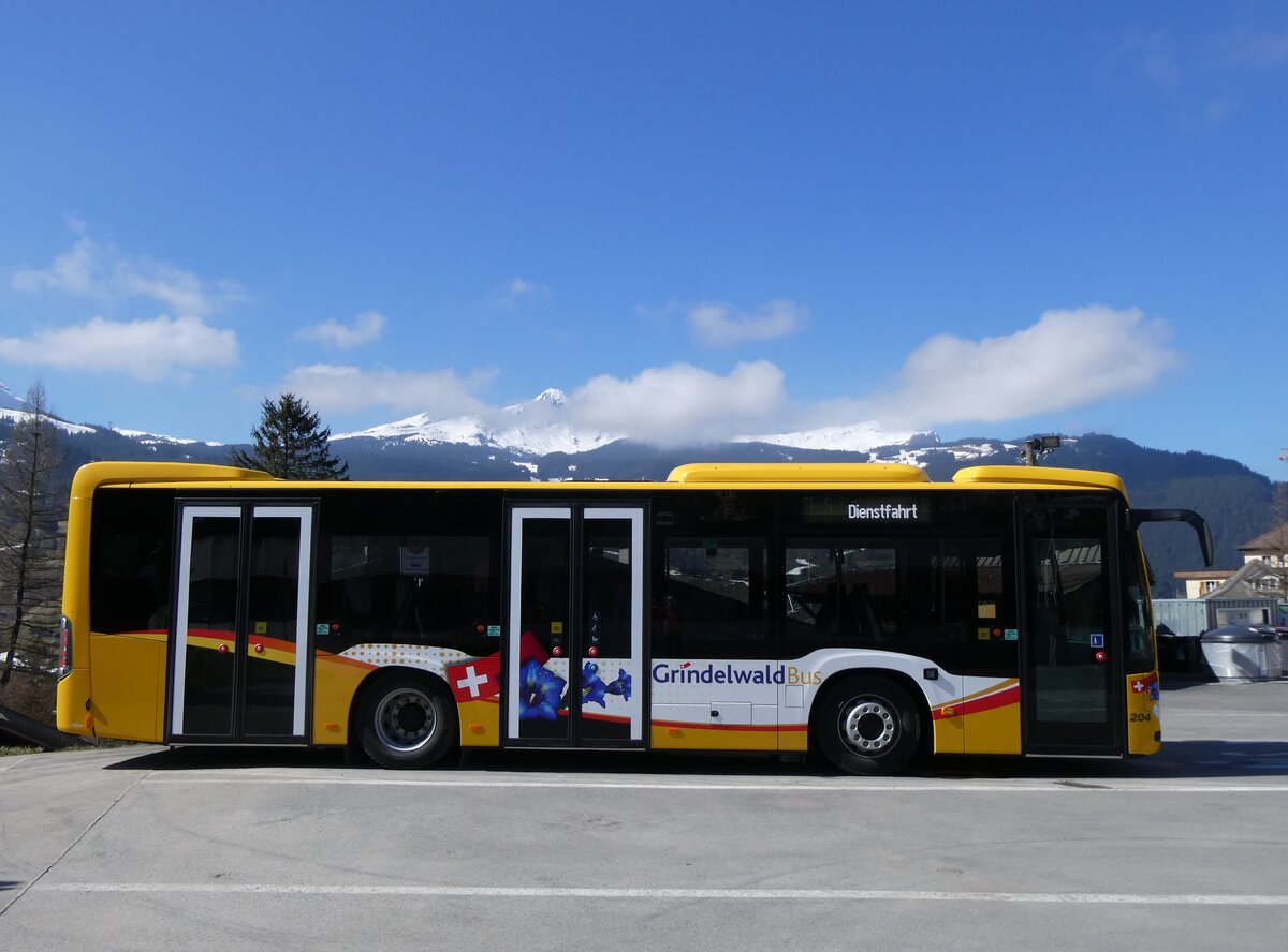 (273'250) - GrindelwaldBus, Grindelwald - Nr. 204/BE 905'204 - Mercedes am 28. Mrz 2025 beim Bahnhof Grindelwald
