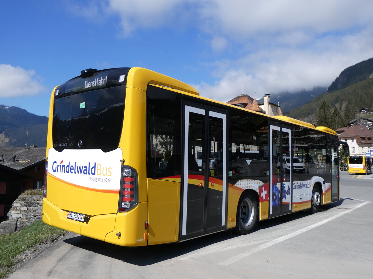(273'251) - GrindelwaldBus, Grindelwald - Nr. 204/BE 905'204 - Mercedes am 28. Mrz 2025 beim Bahnhof Grindelwald