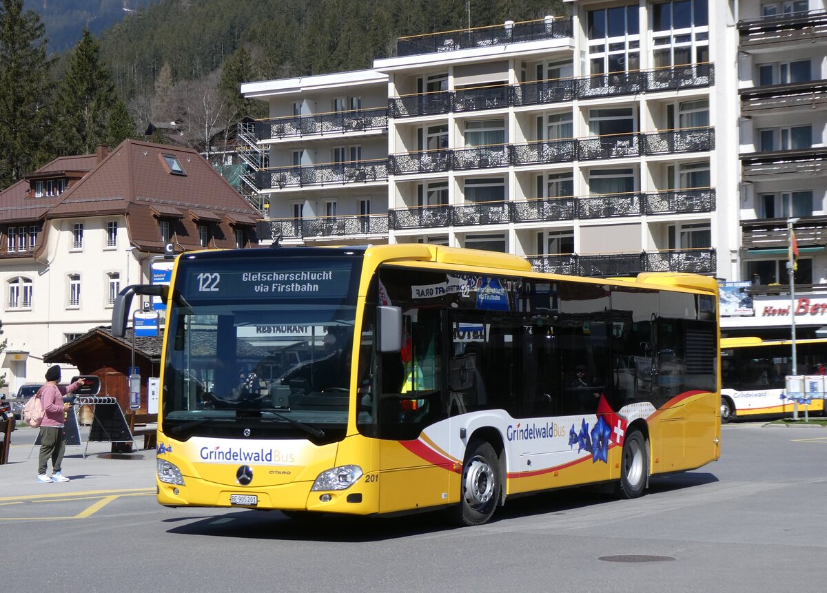 (273'262) - GrindelwaldBus, Grindelwald - Nr. 201/BE 905'201 - Mercedes am 28. Mrz 2025 beim Bahnhof Grindelwald