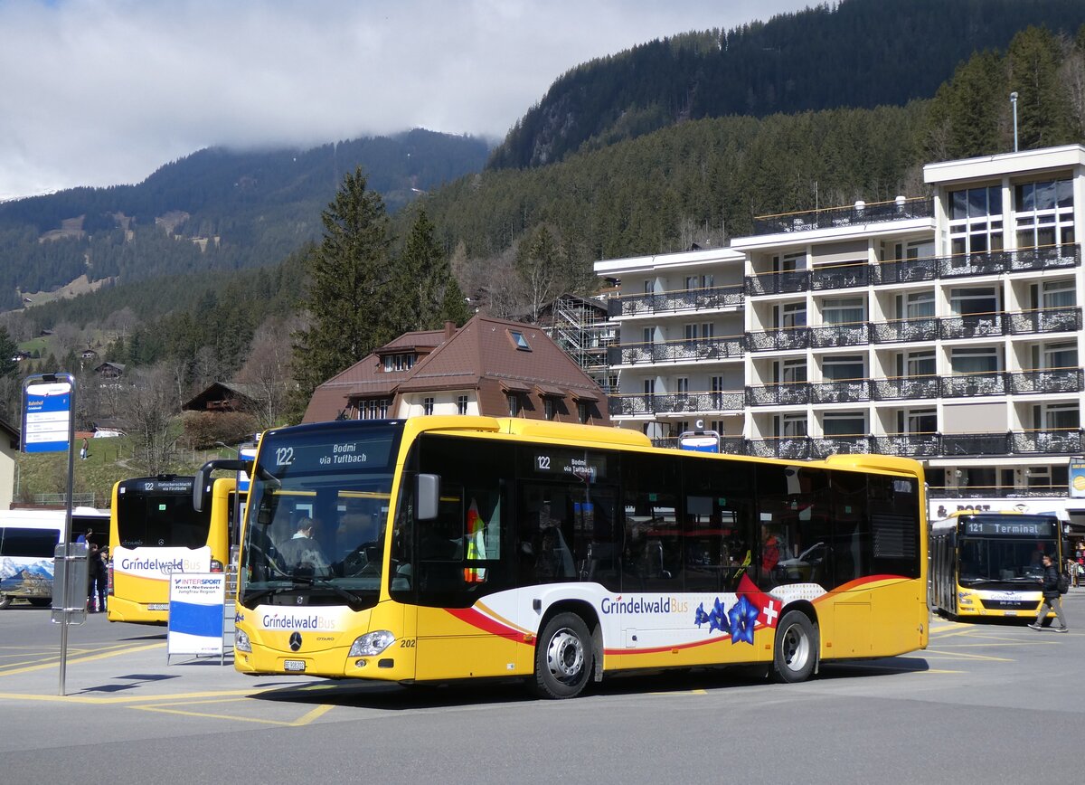 (273'264) - GrindelwaldBus, Grindelwald - Nr. 202/BE 908'202 - Mercedes am 28. Mrz 2025 beim Bahnhof Grindelwald
