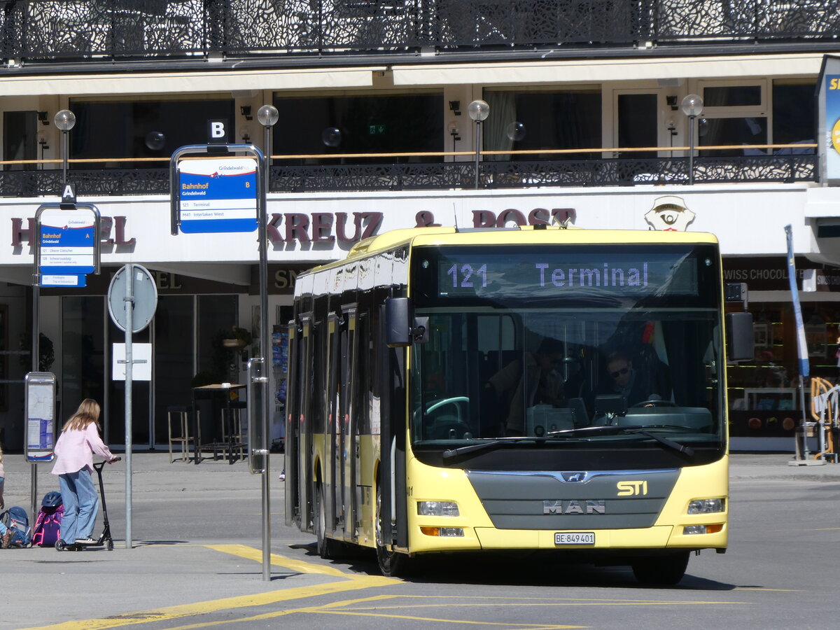 (273'271) - STI Thun - Nr. 401/BE 849'401 - MAN am 28. Mrz 2025 beim Bahnhof Grindelwald
