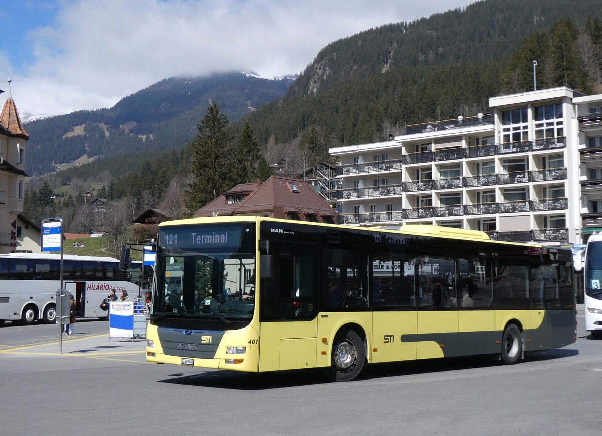 (273'272) - STI Thun - Nr. 401/BE 849'401 - MAN am 28. Mrz 2025 beim Bahnhof Grindelwald