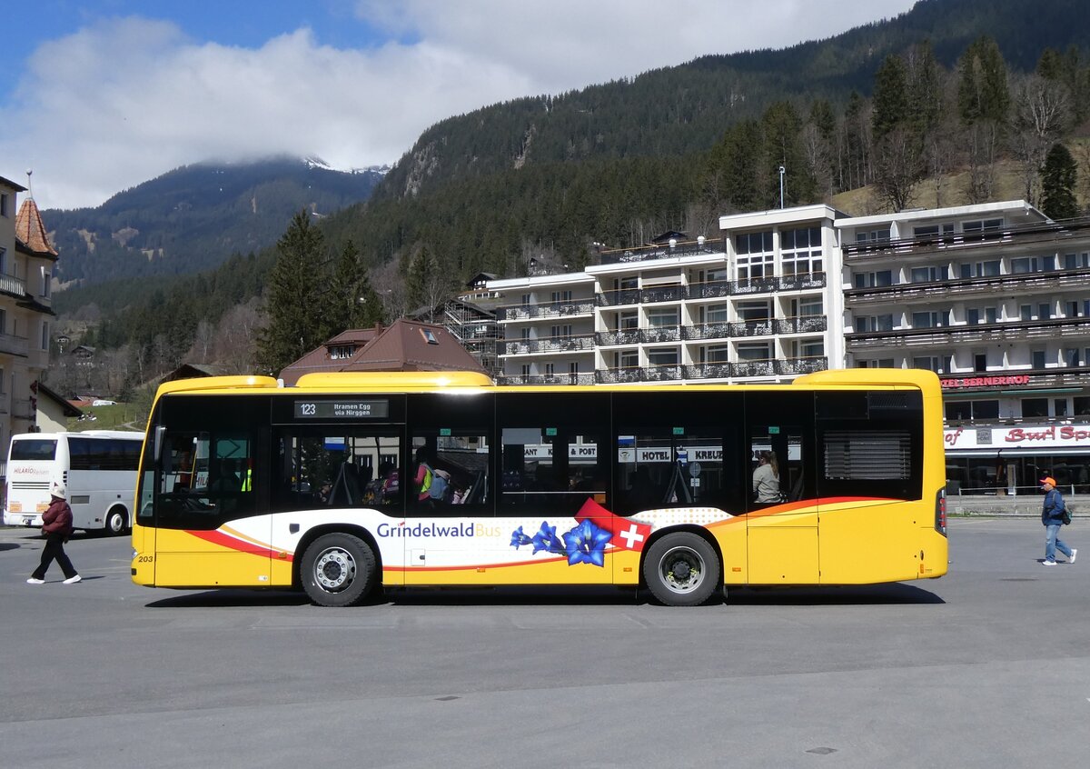 (273'274) - GrindelwaldBus, Grindelwald - Nr. 203/BE 905'203 - Mercedes am 28. Mrz 2025 beim Bahnhof Grindelwald