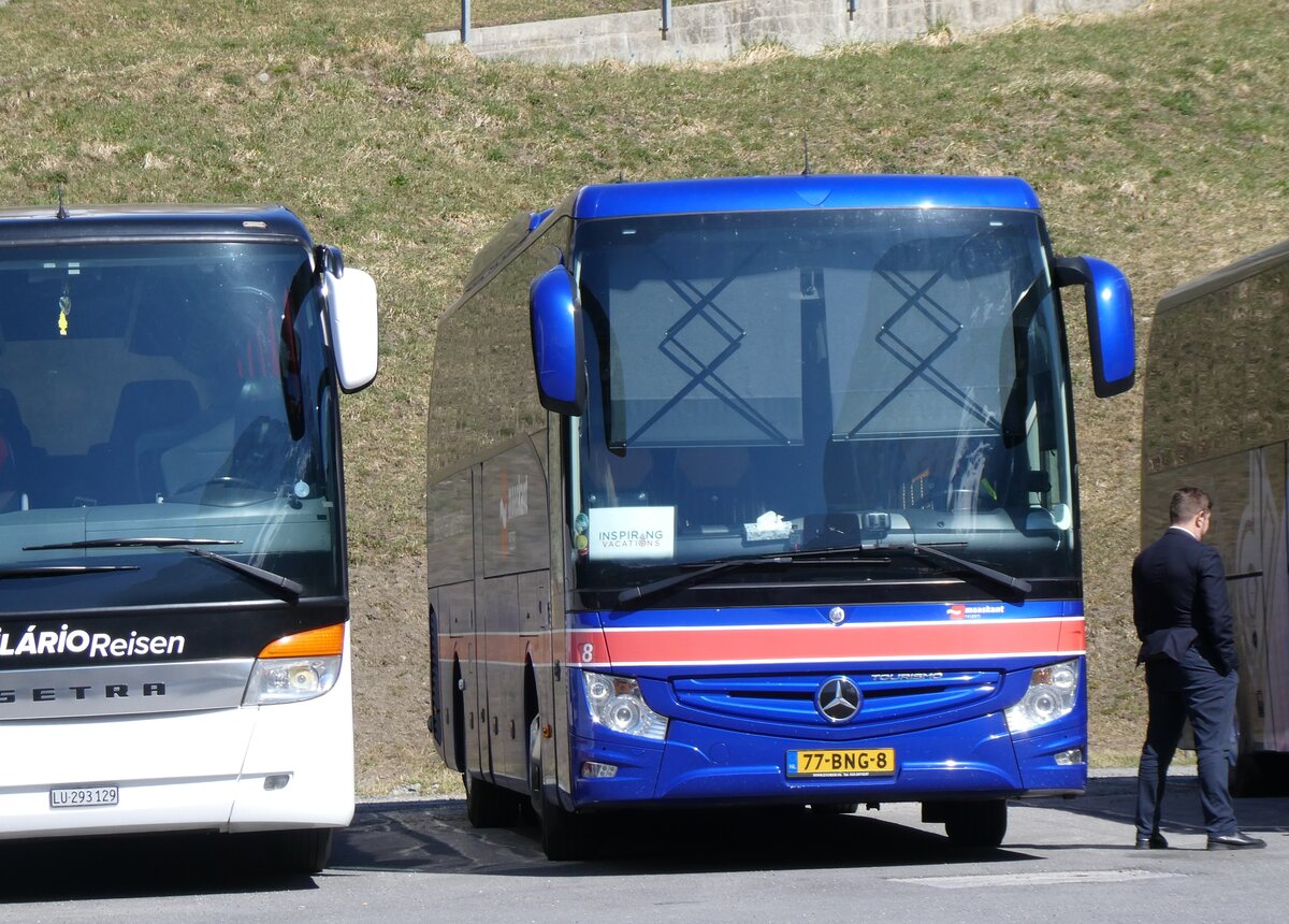 (273'295) - Aus Holland: Maaskant, Lith - Nr. 8/77-BNG-8 - Mercedes am 28. Mrz 2025 in Grindelwald, Grund
