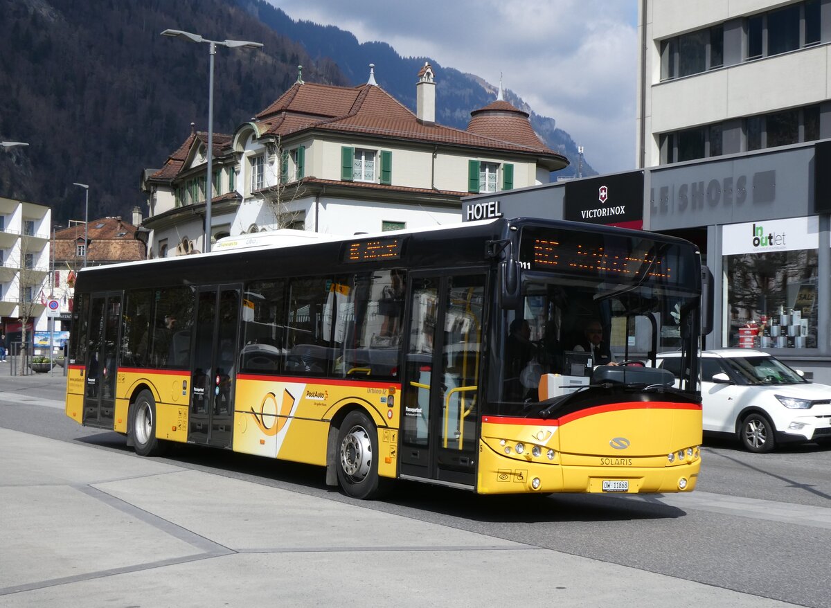 (273'304) - Hfliger, Sursee - Nr. 5/OW 11'868/PID 10'011 - Solaris am 28. Mrz 2025 beim Bahnhof Interlaken West (Einsatz PostAuto)