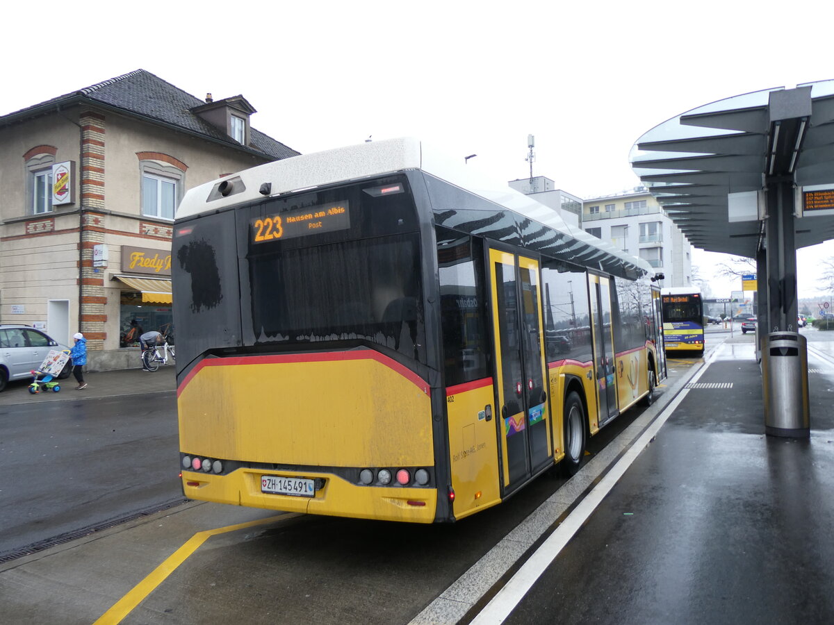(273'356) - Stutz, Jonen - Nr. 402/ZH 145'491/PID 11'412 - Solaris am 29. Mrz 2025 beim Bahnhof Affoltern