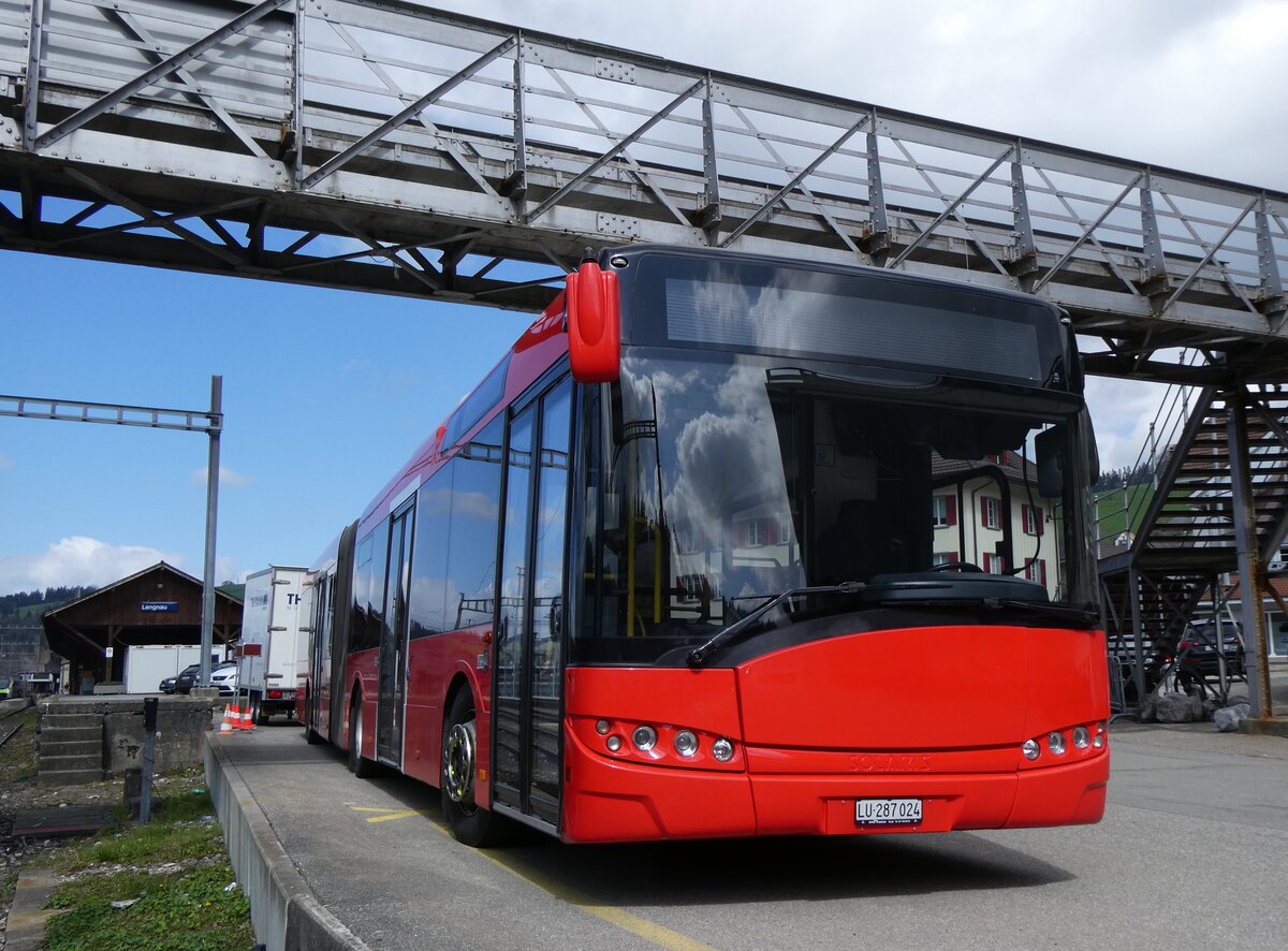 (273'460) - Hfliger, Sursee - Nr. 6/LU 287'024 - Solaris (ex LBB Obertiefenbach, D-Beselich; ex Dahmetal, D-Ratzeburg Nr. 326; ex SVP Pforzheim/D Nr. 271) am 31. Mrz 2025 beim Bahnhof Langnau