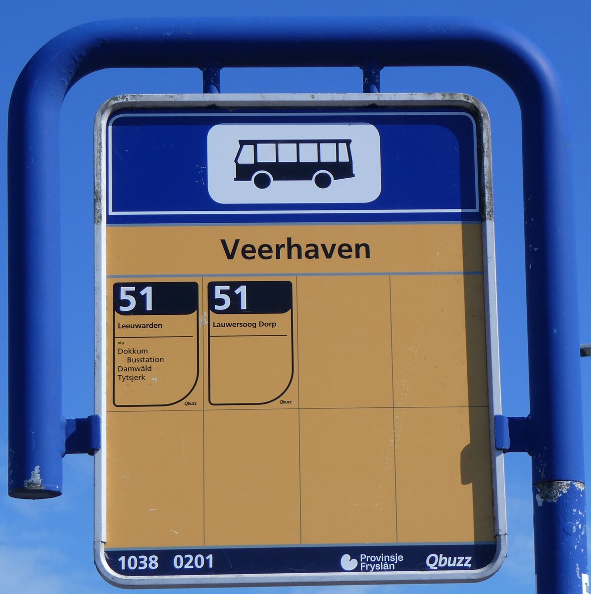 (273'702) - Qbuzz-Haltestellenschild - Lauwersoog, Veerhaven - am 5. April 2025