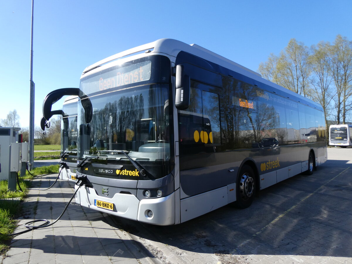 (273'718) - Qbuzz, Groningen - Nr. 7358/86-BNX-6 - eEbusco am 5. April 2025 in Zoutkamp, Garage