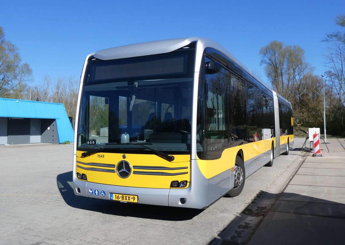 (273'720) - Qbuzz, Goningen - Nr. 7543/16-BXX-9 - eMercedes am 5. April 2025 in Zoutkamp, Garage