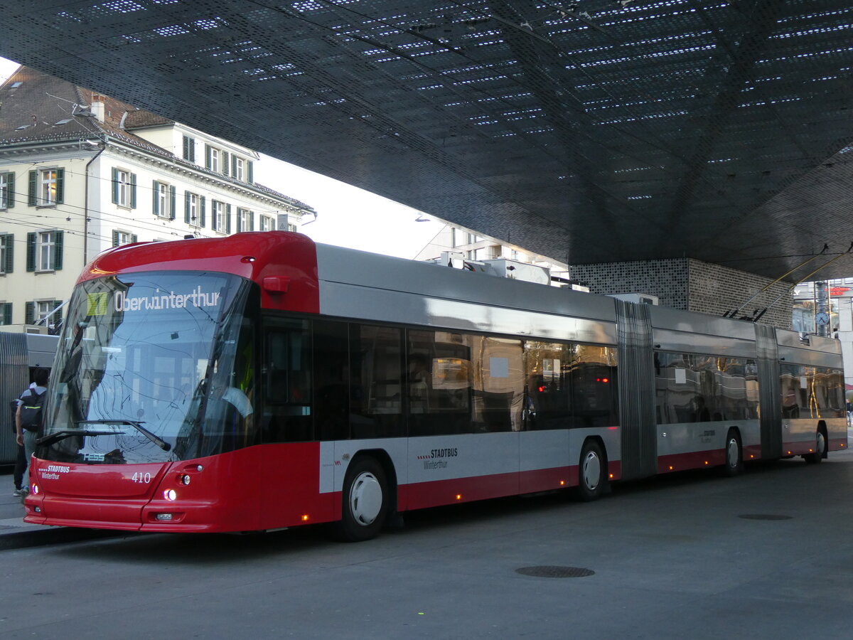 (273'758) - SW Winterthur - Nr. 410 - Hess/Hess Doppelgelenktrolleybus am 7. April 2025 beim Hauptbahnhof Winterthur