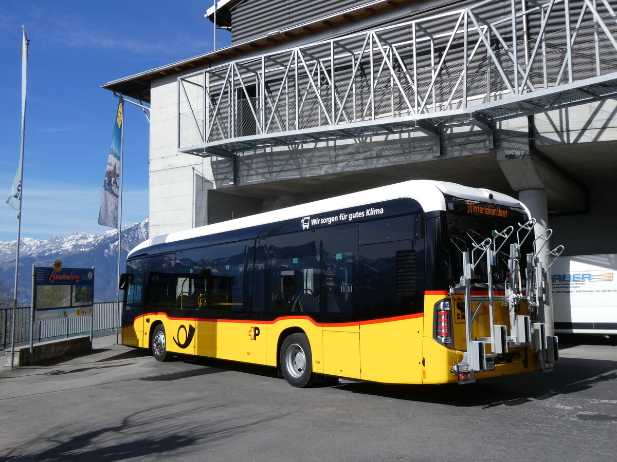 (273'781) - PostAuto Bern - BE 610'536/PID 12'125 - eMercedes am 10. April 2025 in Beatenberg, Station