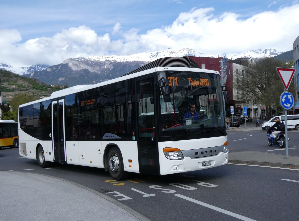 (273'944) - Theytaz, Sion - VS 574'887 - Setra (ex Rttgen, D-Untersteinach) am 14. April 2025 beim Bahnhof Sion