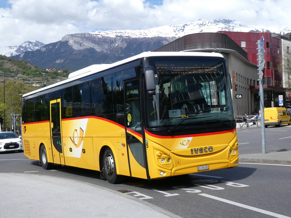 (273'962) - PostAuto Wallis - Nr. 5/VS 355'167/PID 11'762 - Iveco am 14. April 2025 beim Bahnhof Sion