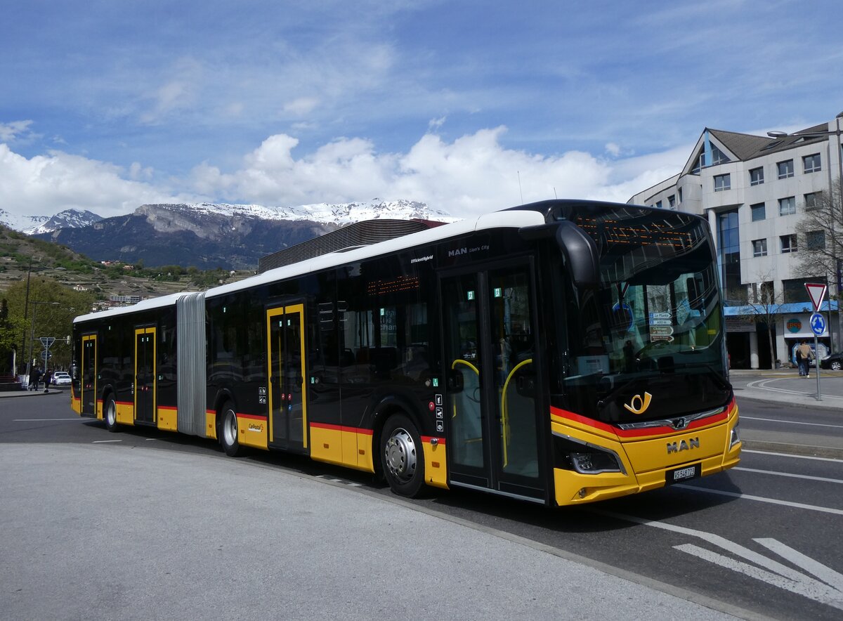(273'969) - PostAuto Wallis - Nr. 83/VS 548'723/PID 11'886 - MAN am 14. April 2025 beim Bahnhof Sion