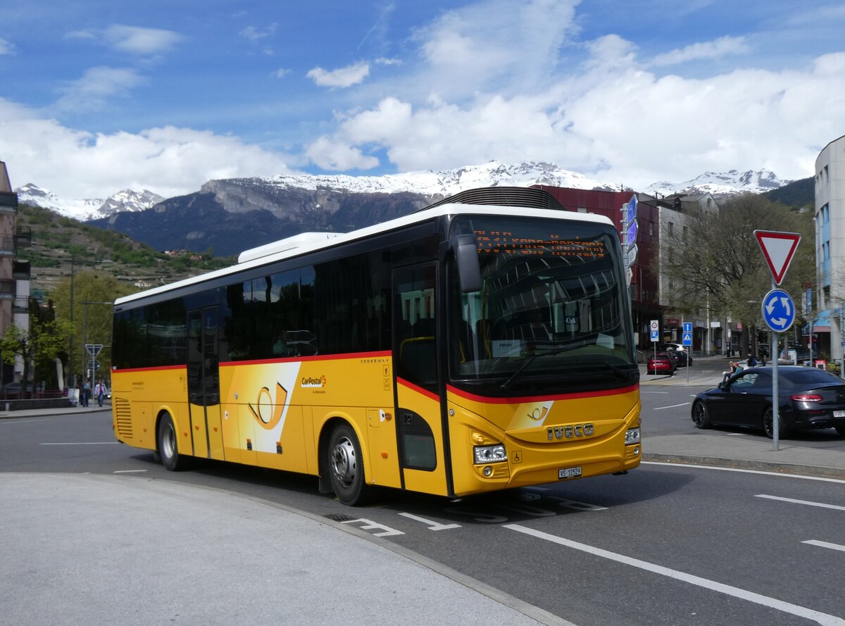 (273'976) - Mabillard, Lens - VS 12'529/PID 10'232 - Iveco am 14. April 2025 beim Bahnhof Sion