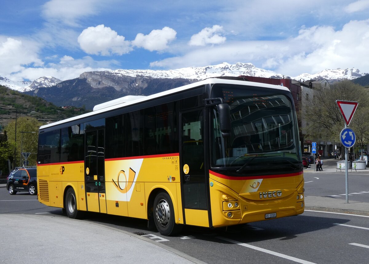 (273'987) - Evquoz, Erde - VS 33'101/PID 11'505 - Iveco am 14. April 2025 beim Bahnhof Sion 