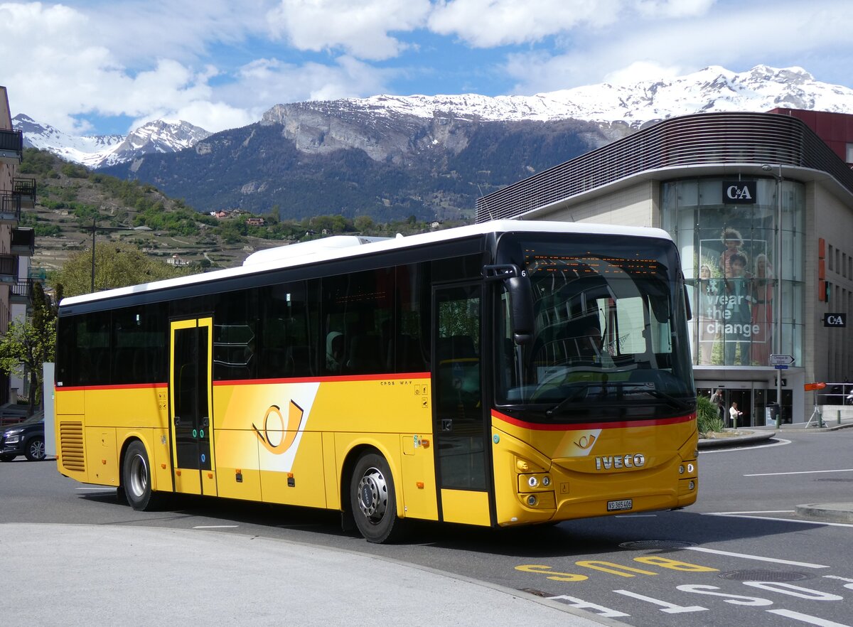 (273'989) - PostAuto Wallis - Nr. 46/VS 365'406/PID 11'916 - Iveco am 14. April 2025 beim Bahnhof Sion