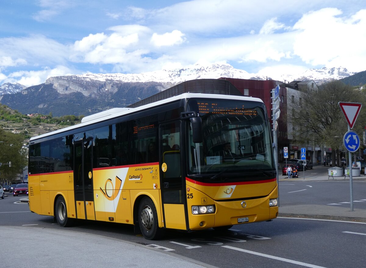 (273'992) - PostAuto Wallis - Nr. 25/VS 291'384/PID 5532 - Irisbus am 14. April 2025 beim Bahnhof Sion