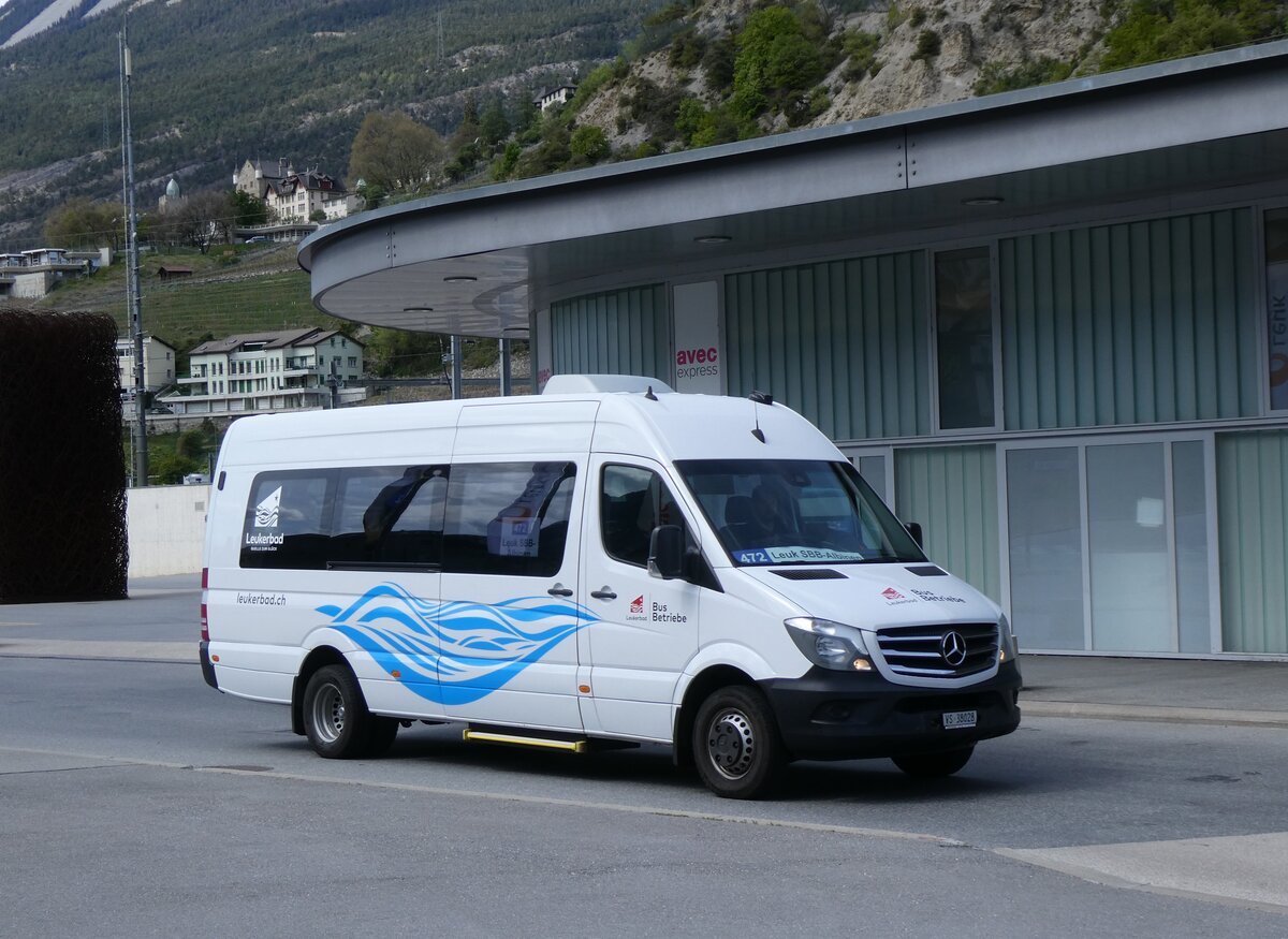 (274'006) - LBB Susten - Nr. 28/VS 38'028 - Mercedes am 14. April 2025 beim Bahnhof Leuk