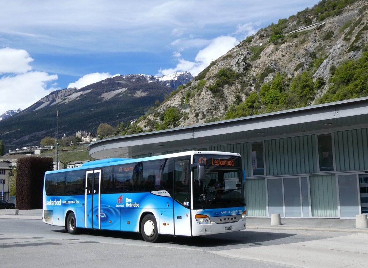 (274'008) - LBB Susten - Nr. 11/VS 38'011 - Setra am 14. April 2025 beim Bahnhof Leuk