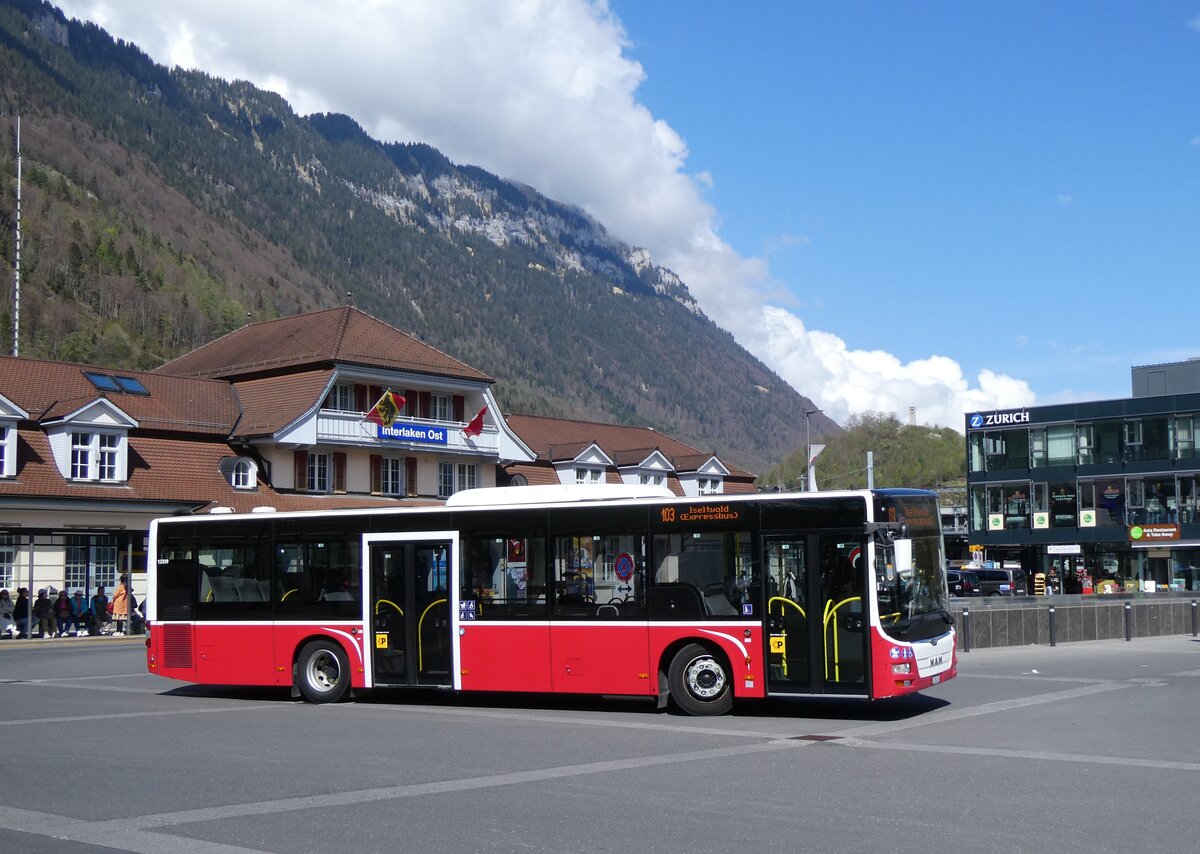 (274'037) - PostAuto Bern - BE 654'090/PID 12'339 - MAN (ex Dr. Richard, A-Wien Nr. 1419) am 15. April 2025 beim Bahnhof Interlaken Ost
