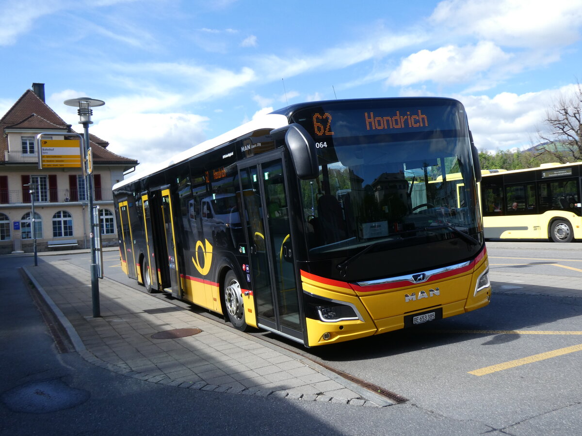 (274'039) - PostAuto Bern - BE 653'385/PID 12'064 - MAN am 15. April 2025 beim Bahnhof Spiez