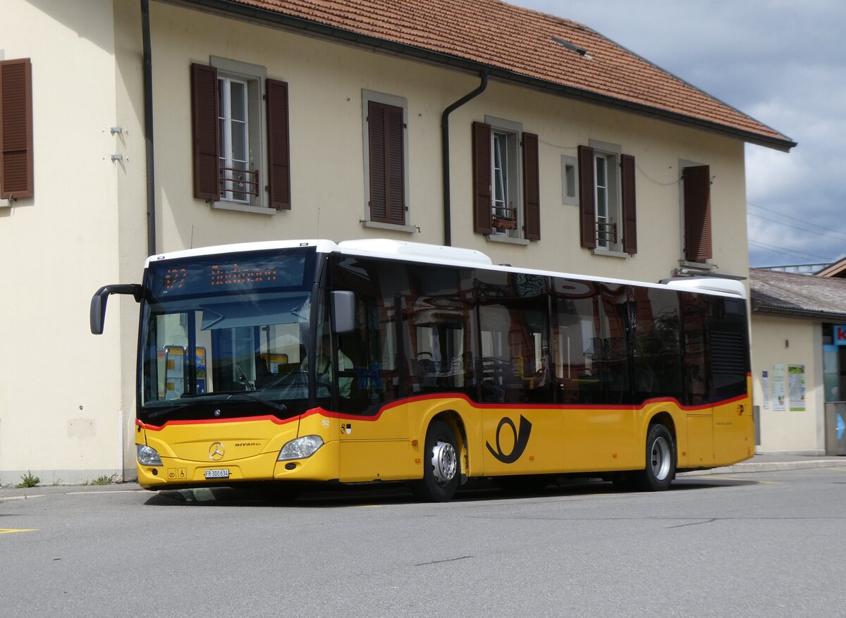 (274'073) - Wieland, Murten - Nr. 92/FR 300'634/PID 10'516 - Mercedes am 18. April 2025 beim Bahnhof Kerzers