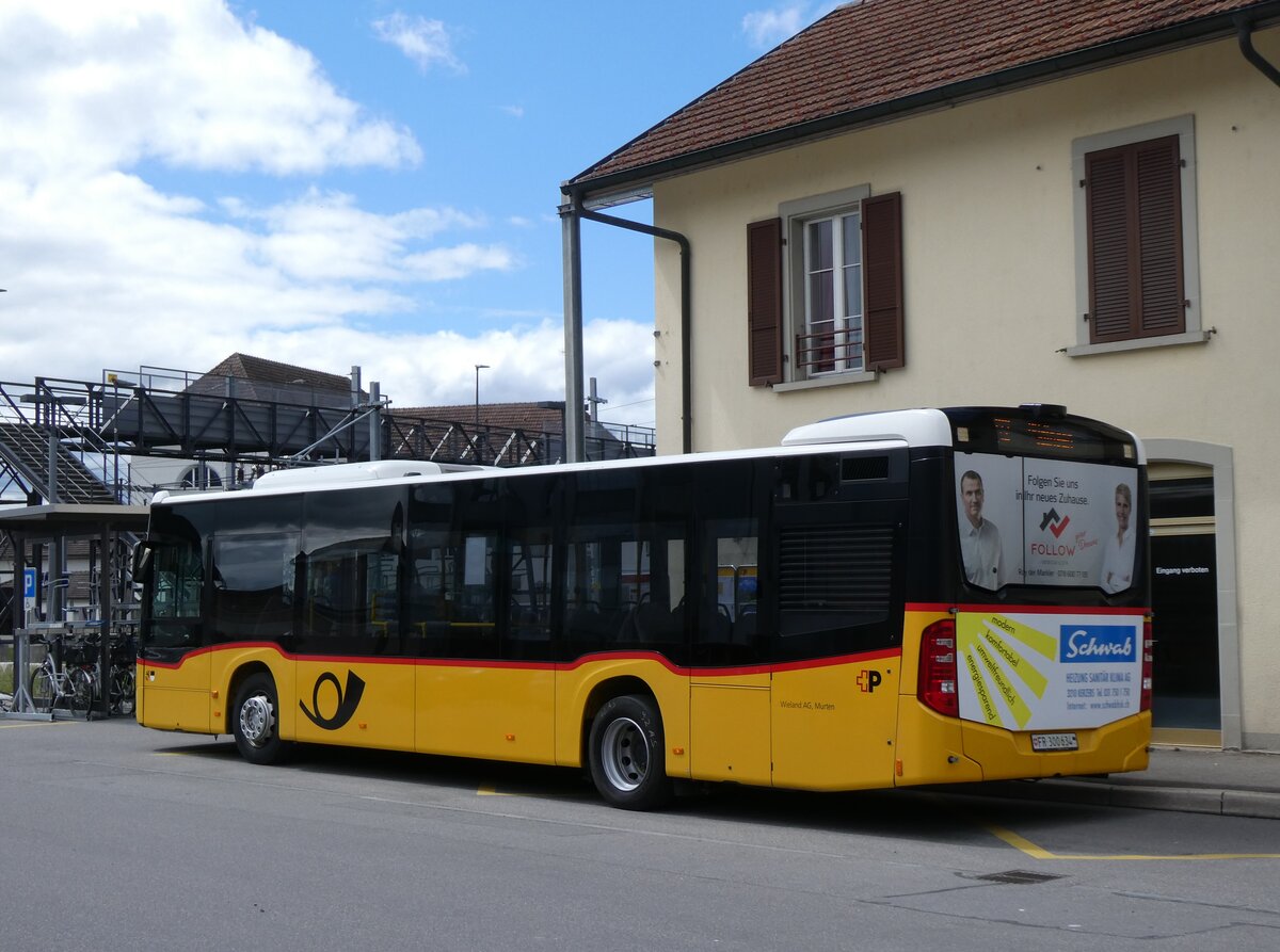 (274'074) - Wieland, Murten - Nr. 92/FR 300'634/PID 10'516 - Mercedes am 18. April 2025 beim Bahnhof Kerzers