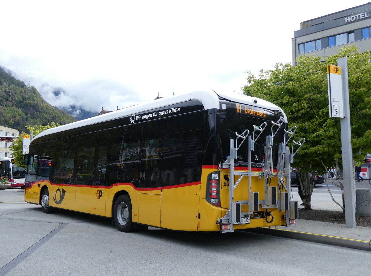 (274'150) - PostAuto Bern - BE 610'535/PID 12'124 - eMercedes am 24. April 2025 beim Bahnhof Interlaken West
