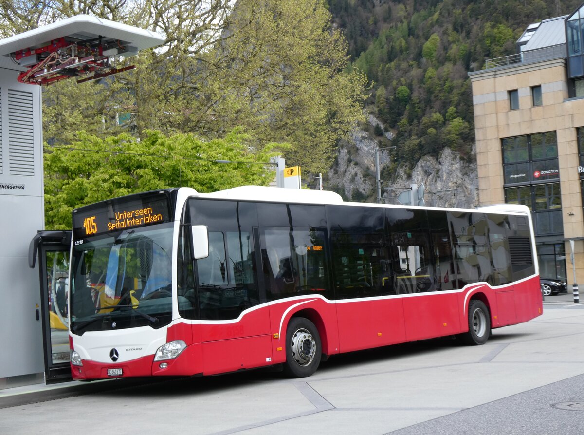 (274'156) - PostAuto BErn - BE 640'277/PID 12'318 - Mercedes (ex Wiener Linien, A-Wien Nr. 8158) am 24. April 2025 beim Bahnhof Interlaken West