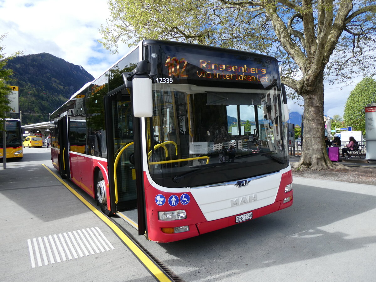 (274'164) - PostAuto Bern - BE 654'090/PID 12'339 - MAN (ex Dr. Richard, A-Wien Nr. 1419) am 24. April 2025 beim Bahnhof Interlaken West