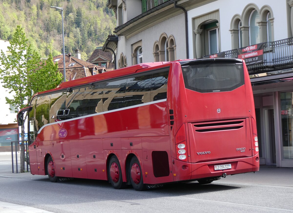 (274'168) - Hilrio, Schtz - LU 204'127 - Volvo am 24. April 2025 beim Bahnhof Interlaken West