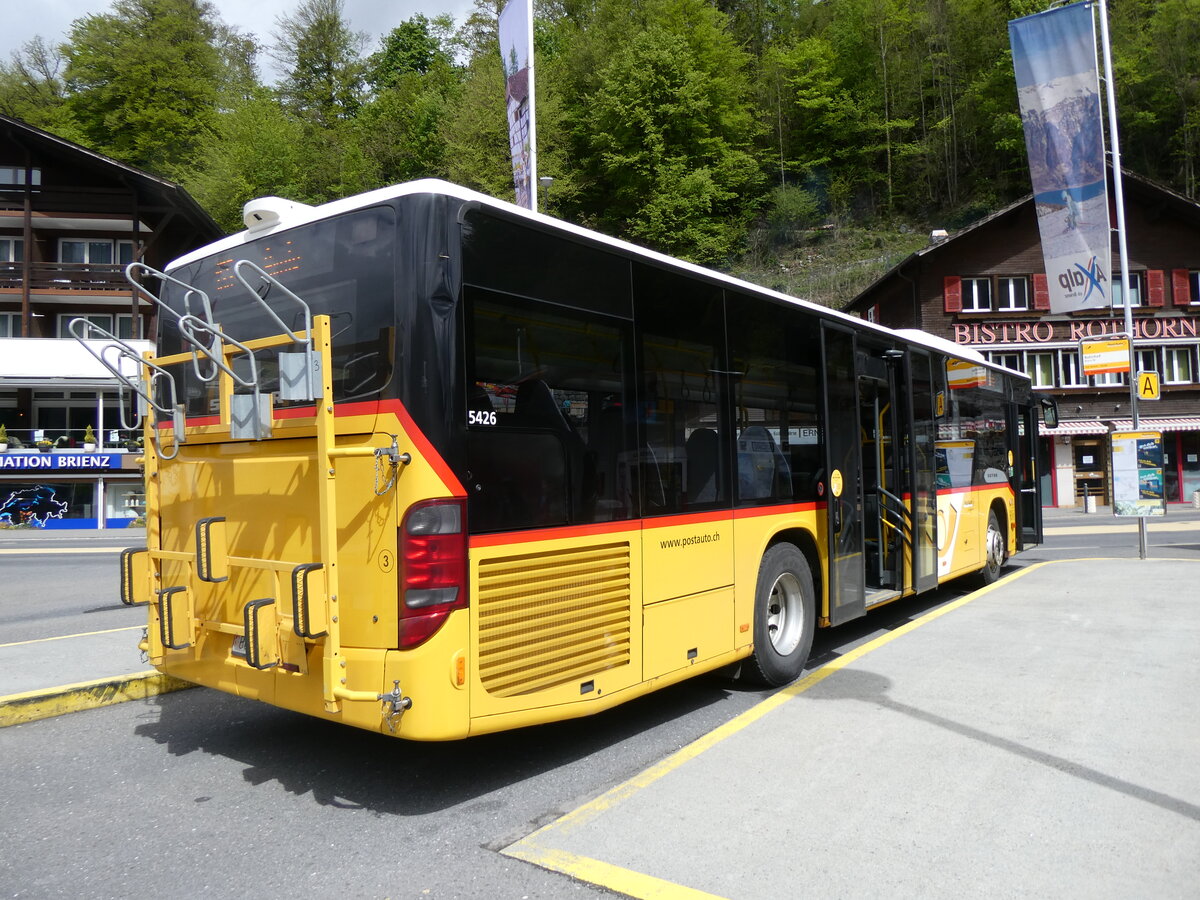 (274'172) - Flck, Brienz - Nr. 3/BE 568'700/PID 5426 - Setra am 24. April 2025 beim Bahnhof Brienz