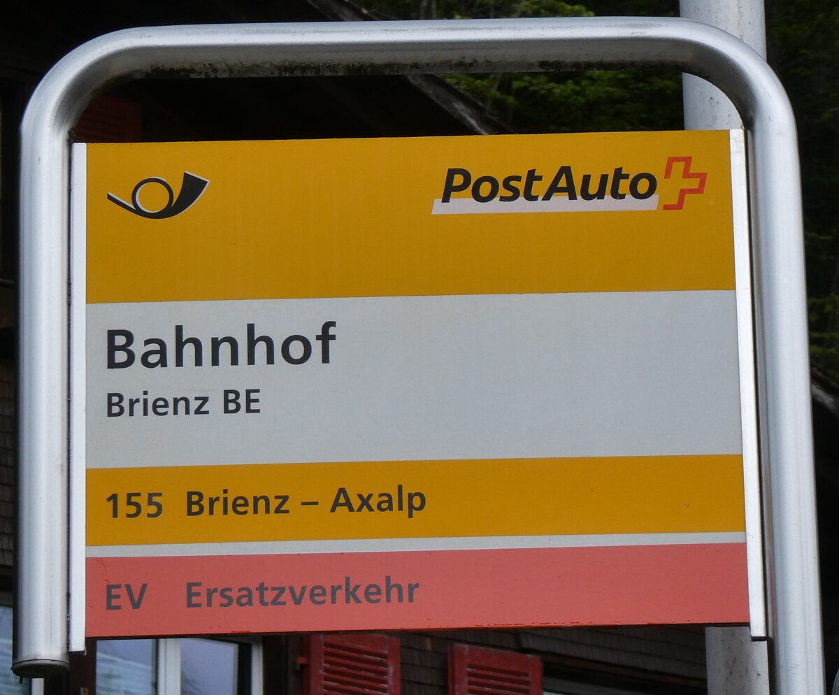 (274'184) - PostAuto-Haltestellenschild - Brienz BE, Bahnhof - am 24. April 2025