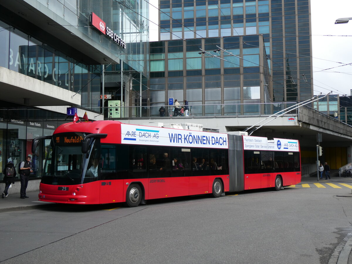 (274'192) - Bernmobil, Bern - Nr. 25 - Hess/Hess Gelenktrolleybus am 26. April 2025 beim Bahnhof Bern