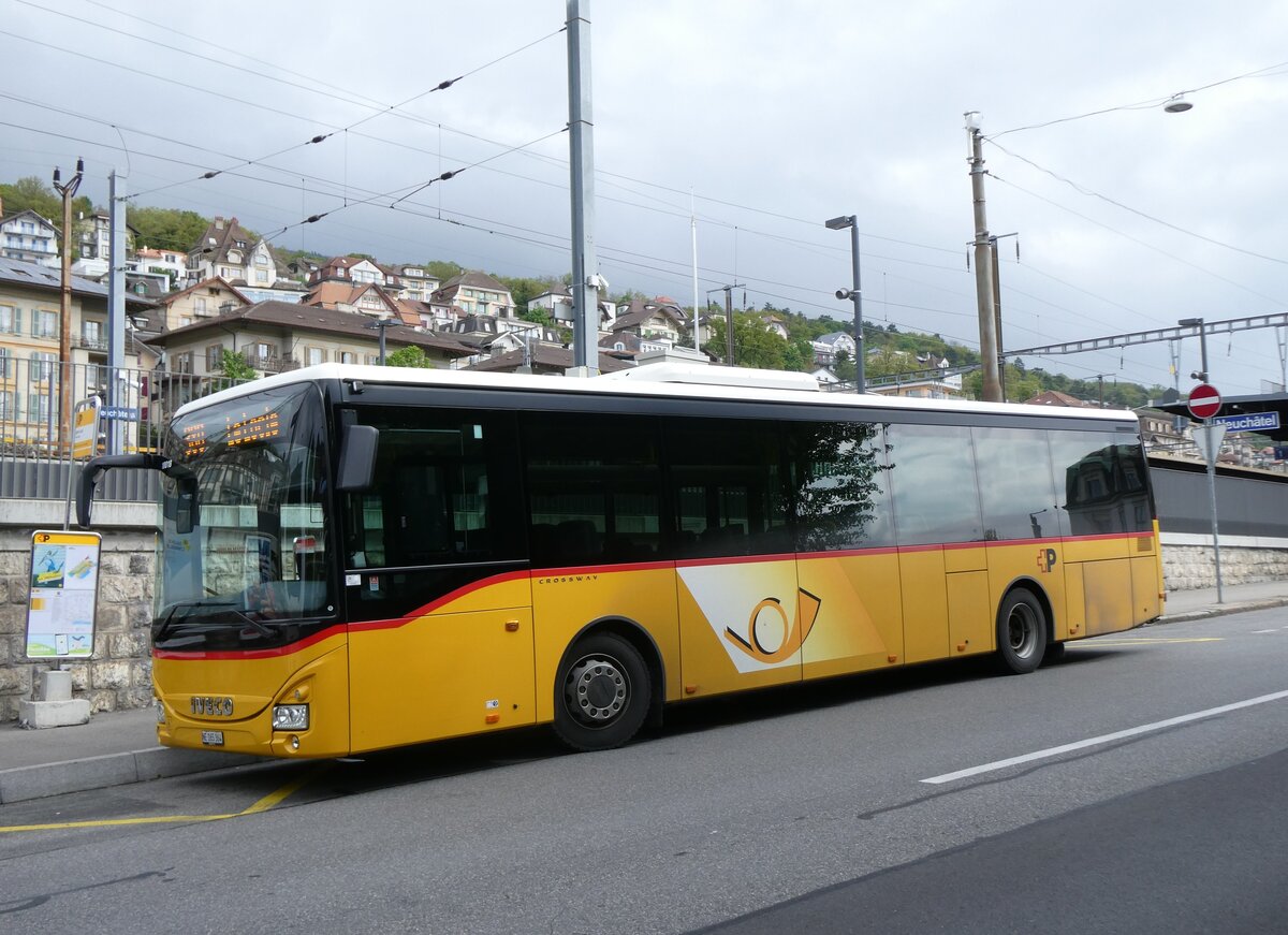(274'200) - CarPostal Ouest - NE 165'364/PID 10'018 - Iveco (ex TPC Aigle Nr. CP09) am 26. April 2025 beim Bahnhof Neuchtel 