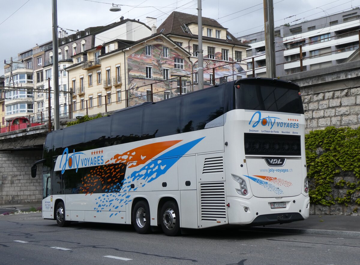 (274'202) - Joly Voyages, Les Breuleux - NE 132'019 - VDL am 26. April 2025 beim Bahnhof Neuchtel