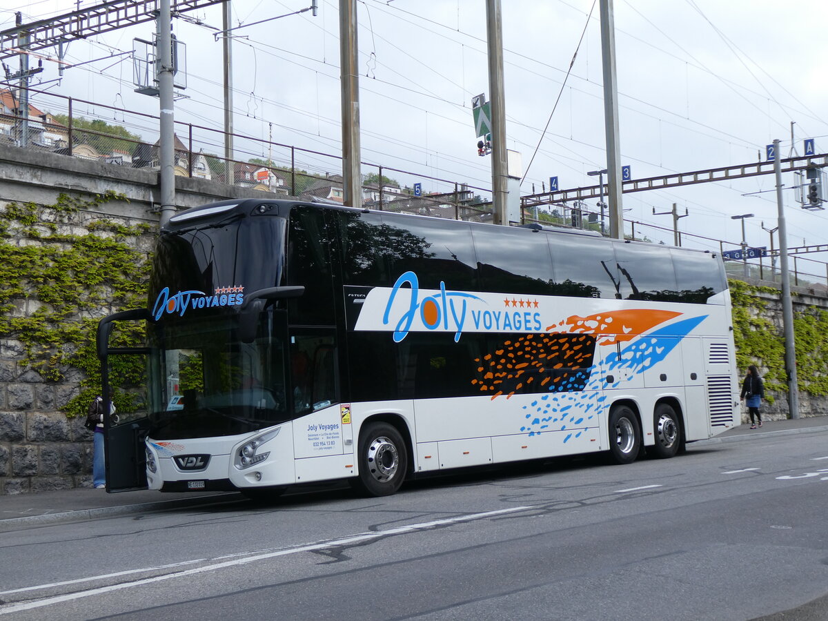(274'203) - Joly Voyages, Les Breuleux - NE 132'019 - VDL am 26. April 2025 beim Bahnhof Neuchtel