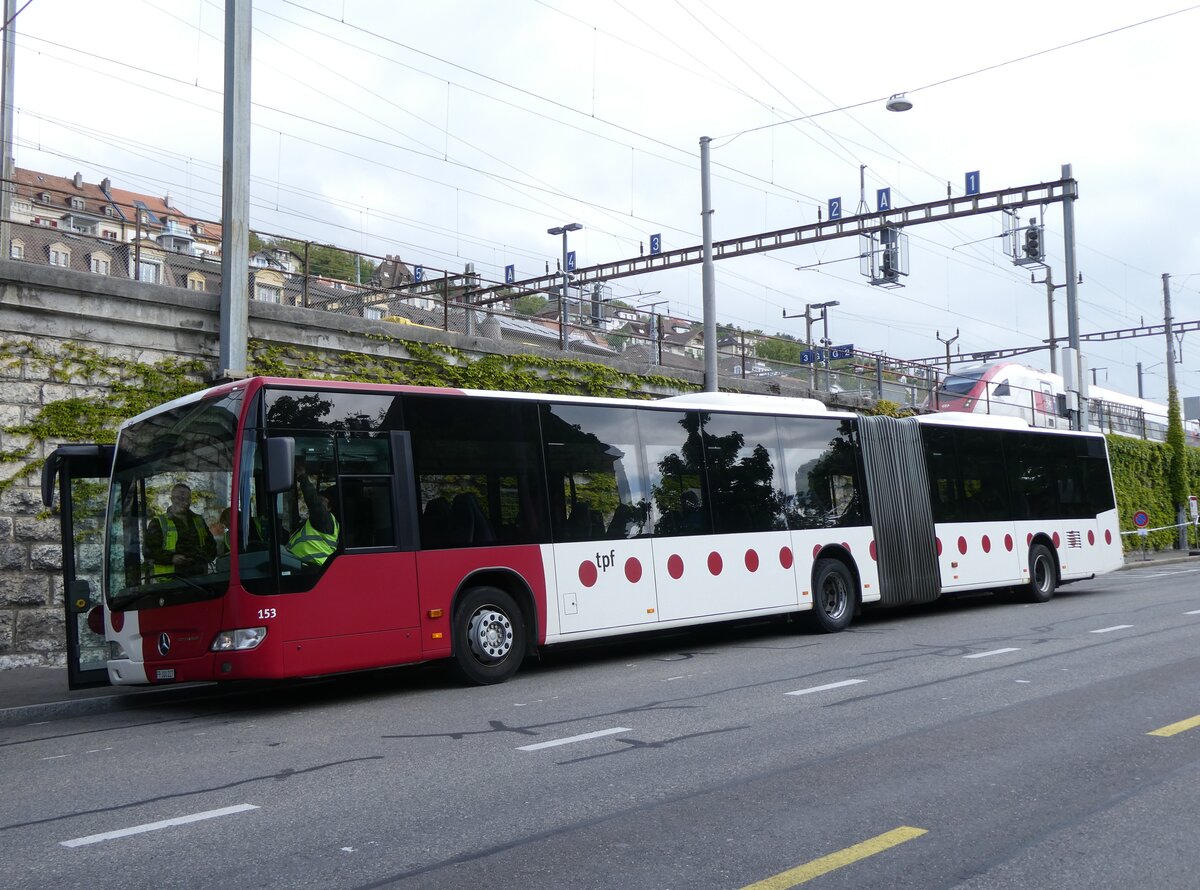 (274'204) - TPF Fribourg - Nr. 153/FR 300'227 - Mercedes am 26. April 2025 beim Bahnhof Neuchtel
