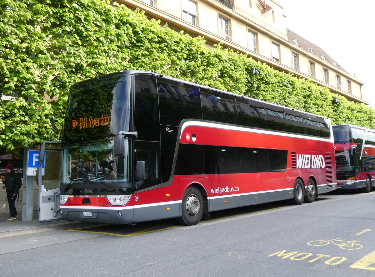 (274'206) - Wieland, Murten - Nr. 93/FR 300'600 - Van Hool am 26. April 2025 beim Bahnhof Neuchtel