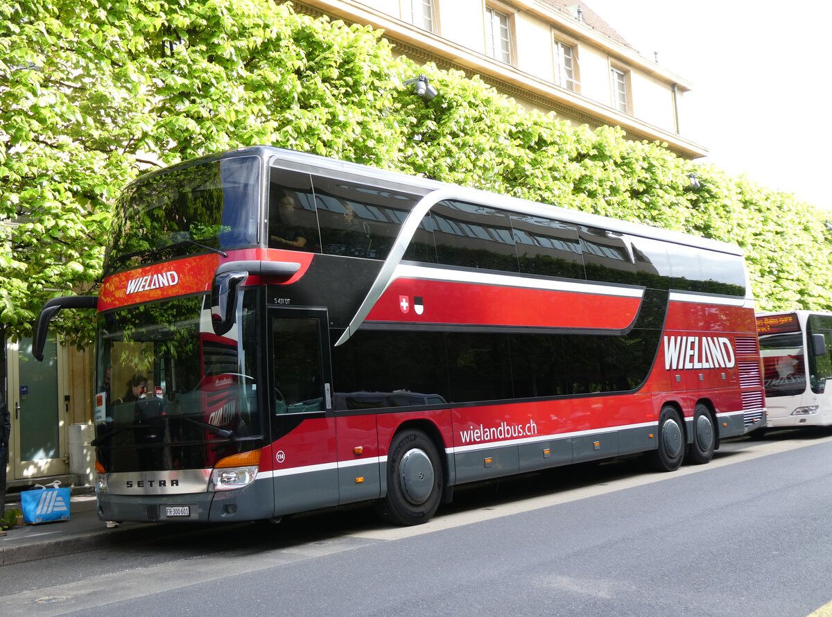 (274'207) - Wieland, Murten - Nr. 114/FR 300'601 - Setra am 26. April 2025 beim Bahnhof Neuchtel