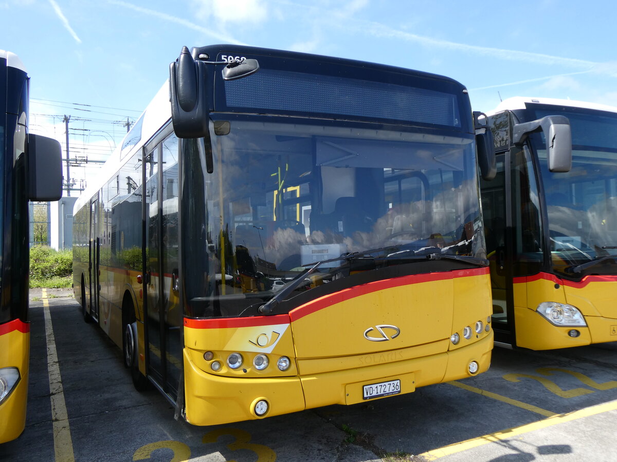 (274'222) - CarPostal Ouest - VD 172'736/PID 5068 - Solaris (ex PostAuto Bern) am 26. April 2025 in Yverdon, Garage