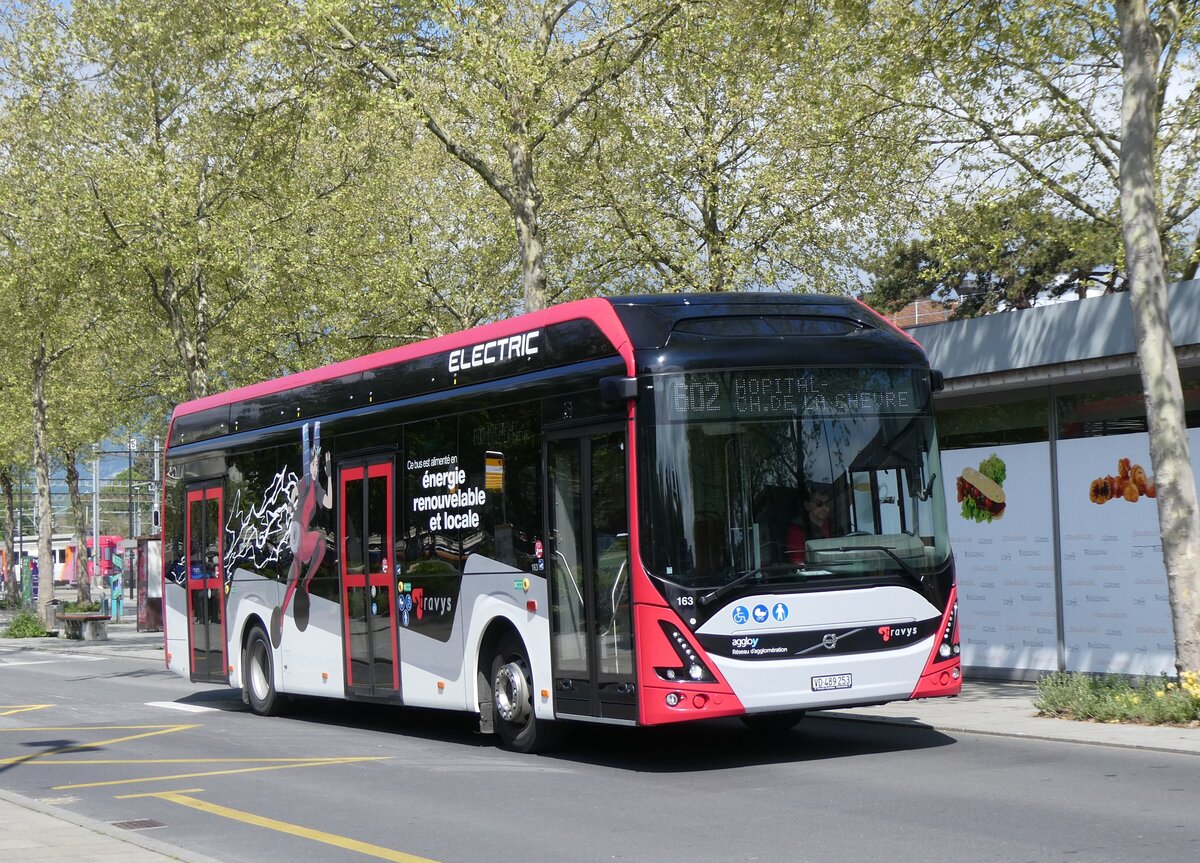 (274'264) - TRAVYS Yverdon - Nr. 163/VD 489'253 - eVolvo am 26. April 2025 beim Bahnhof Yverdon