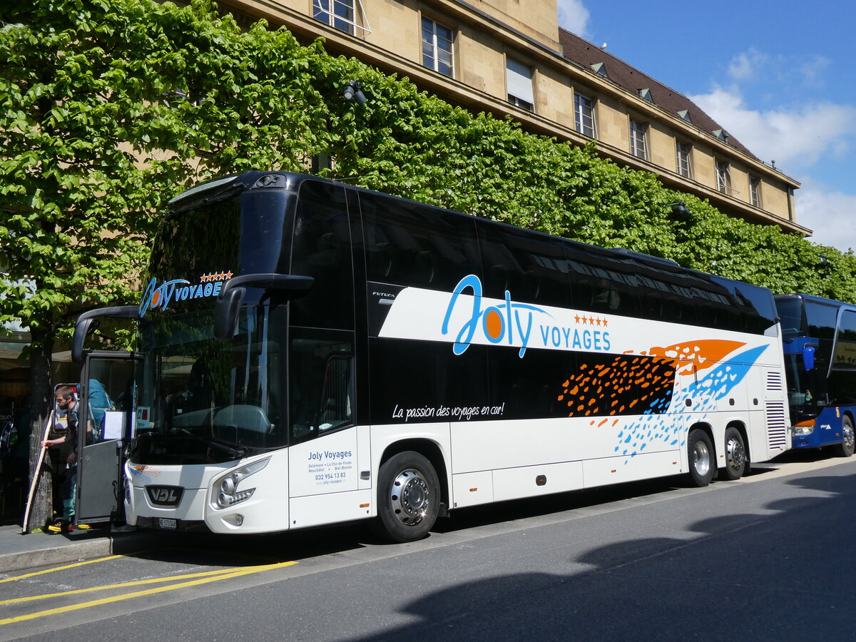 (274'270) - Joly Voyages, Les Breuleux - NE 173'048 - VDL (ex Rope, D-Bordesholm) am 26. April 2025 beim Bahnhof Neuchtel