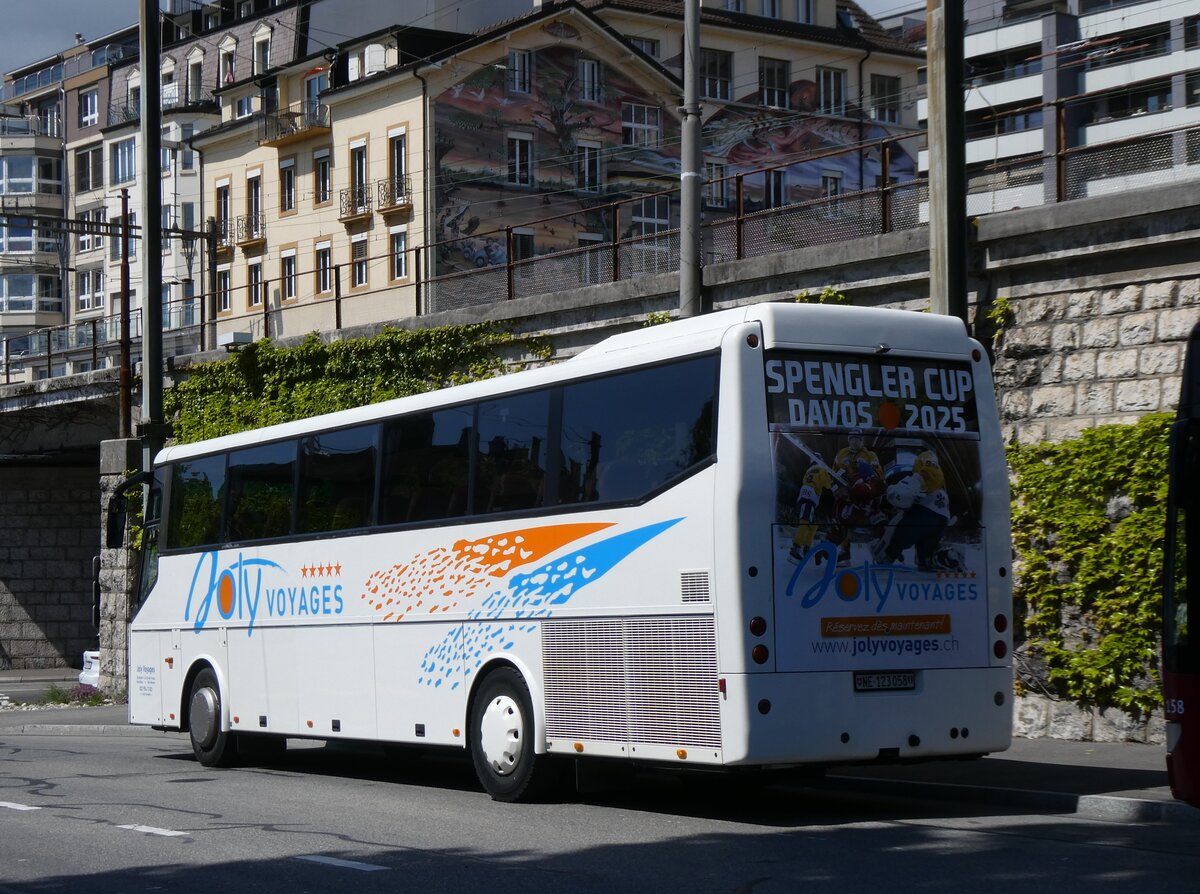 (274'272) - Joly Voyages, Les Breuleux - NE 123'058 - Bova am 26. April 2025 beim Bahnhof Neuchtel