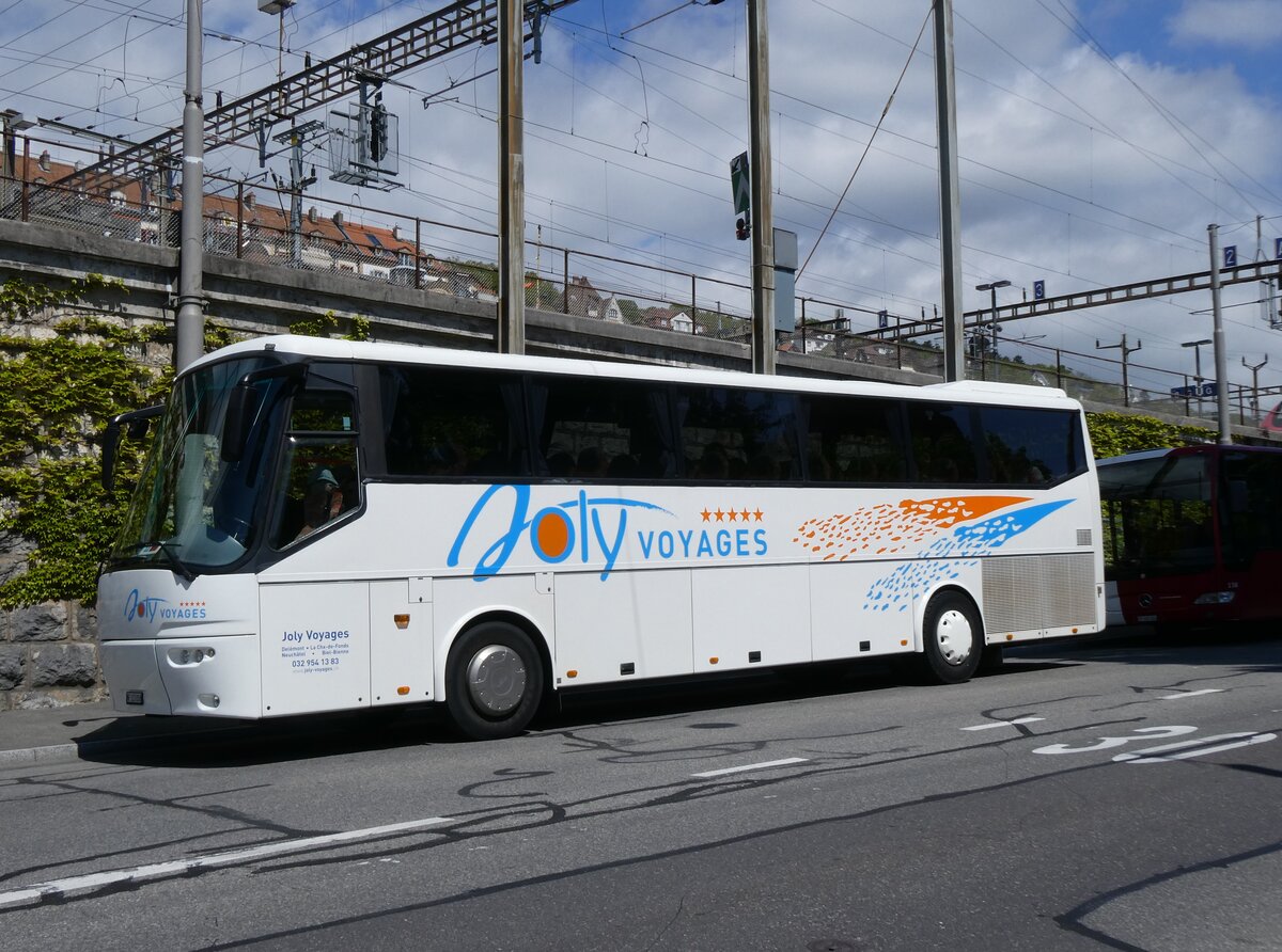 (274'273) - Joly Voyages, Les Breuleux - NE 123'058 - Bova am 26. April 2025 beim Bahnhof Neuchtel