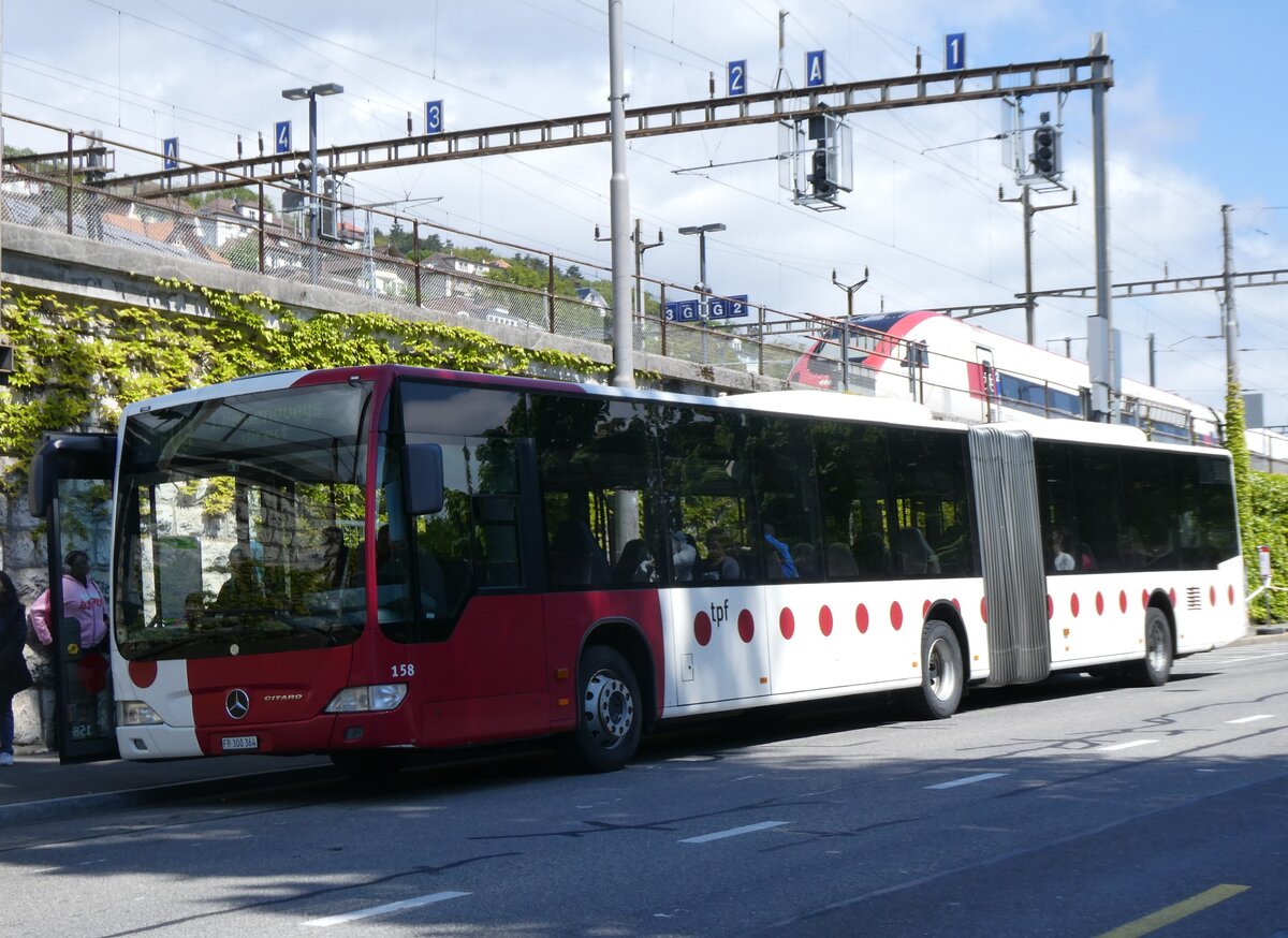 (274'274) - TPF Fribourg - Nr. 158/FR 300'364 - Mercedes am 26. April 2025 beim Bahnhof Neuch�tel