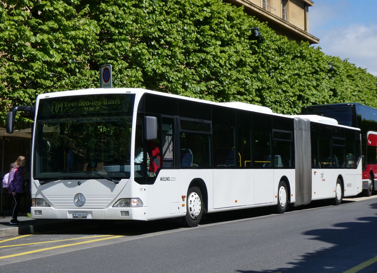 (274'284) - Wieland, Murten - Nr. 121/FR 300'602 - Mercedes (ex Interbus, Yverdon Nr. 211; ex BVB Basel Nr. 792; ex VZO Grningen Nr. 24) am 26. April 2025 beim Bahnhof Neuchtel