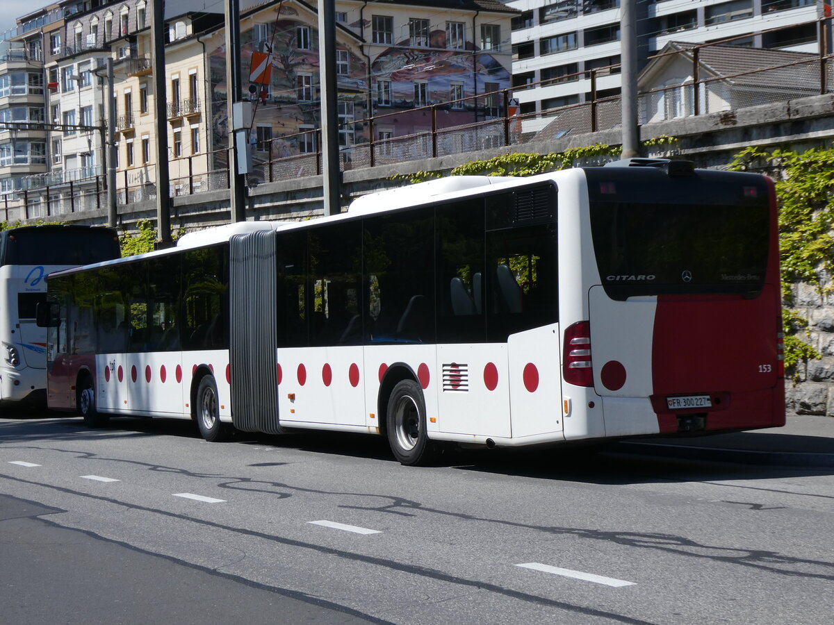 (274'285) - TPF Fribourg - Nr. 153/FR 300'227 - Mercedes am 26. April 2025 beim Bahnhof Neuch�tel